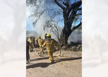 El incendio consumió una casa habitación construida de madera y lona.