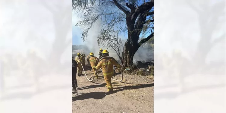 El incendio consumió una casa habitación construida de madera y lona.