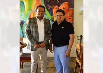Foto: Rubén Morales // El Ing. Salvador Allende acompañó a su compadre, el Ing. Jaime Moisés Cruz Villavicencio, en su desayuno de cumpleaños.