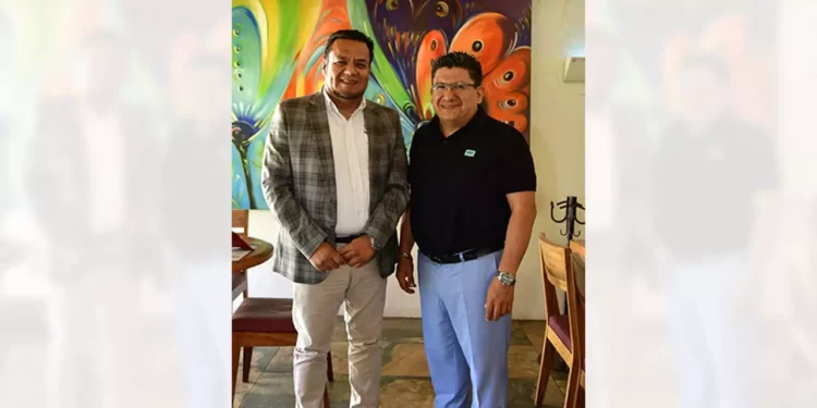 Foto: Rubén Morales // El Ing. Salvador Allende acompañó a su compadre, el Ing. Jaime Moisés Cruz Villavicencio, en su desayuno de cumpleaños.