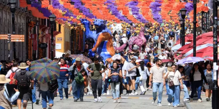 Foto: Adrián Gaytán // Entre el 26 de octubre y el 3 de noviembre la capital oaxaqueña recibió 86 mil 900 visitantes.