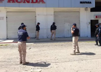 Localizaron varios casquillos percutidos en el exterior del establecimiento.