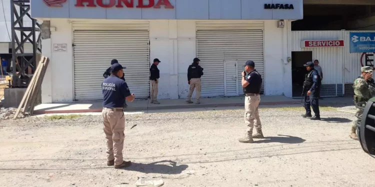 Localizaron varios casquillos percutidos en el exterior del establecimiento.
