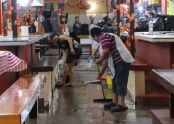 Foto: Adrián Gaytán // Locatarios del Mercado 20 de noviembre desazolvaron y limpiaron sus espacios comerciales.