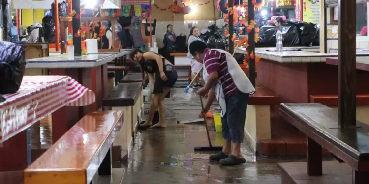 Foto: Adrián Gaytán // Locatarios del Mercado 20 de noviembre desazolvaron y limpiaron sus espacios comerciales.