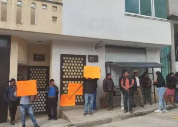 Los manifestantes se instalaron en el inmueble desde las 8:00 horas.