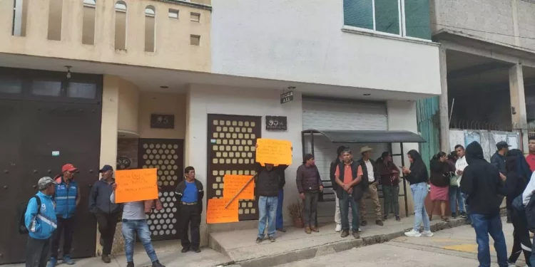 Los manifestantes se instalaron en el inmueble desde las 8:00 horas.
