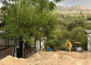 Maquinaria pesada causa daños en cables de energía eléctrica.