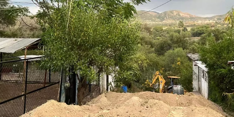 Maquinaria pesada causa daños en cables de energía eléctrica.
