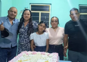 Melanie Estefanía junto a sus padrinos, Eulalio Hernández Jiménez y Lorena Ramírez Peña, y sus padres, Salvador Ruiz Ramírez y Blanca Jiménez Hernández.