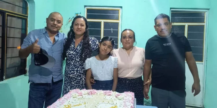 Melanie Estefanía junto a sus padrinos, Eulalio Hernández Jiménez y Lorena Ramírez Peña, y sus padres, Salvador Ruiz Ramírez y Blanca Jiménez Hernández.