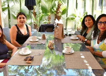 Fotos: Rubén Morales // Patricia Cuevas, Rosario Jiménez y Nasheli Vásquez la felicitaron con entusiasmo y la colmaron de bendiciones.