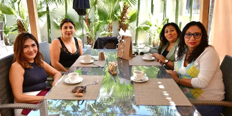Fotos: Rubén Morales // Patricia Cuevas, Rosario Jiménez y Nasheli Vásquez la felicitaron con entusiasmo y la colmaron de bendiciones.