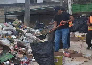 Personal del área de Ecología de Huautla de Jiménez realiza labores de limpieza tras las festividades de Todos los Santos.