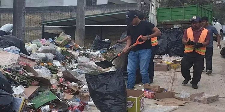 Personal del área de Ecología de Huautla de Jiménez realiza labores de limpieza tras las festividades de Todos los Santos.
