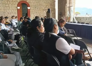 Personal médico, de enfermería y servidores públicos de Tlaxiaco participaron en la jornada de capacitación.