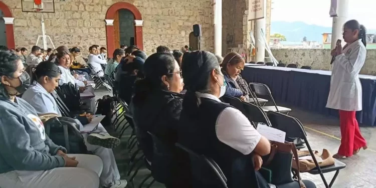 Personal médico, de enfermería y servidores públicos de Tlaxiaco participaron en la jornada de capacitación.