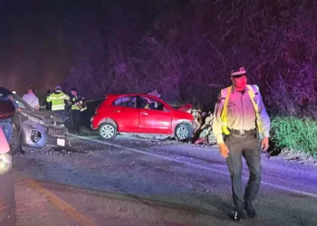 Un Kia Sport gris y un Nissan March rojo chocaron de frente sobre el tramo federal 175 D; seis personas resultaron lesionadas y un hombre perdió la vida.