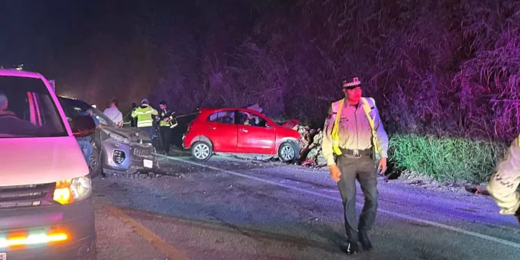 Un Kia Sport gris y un Nissan March rojo chocaron de frente sobre el tramo federal 175 D; seis personas resultaron lesionadas y un hombre perdió la vida.