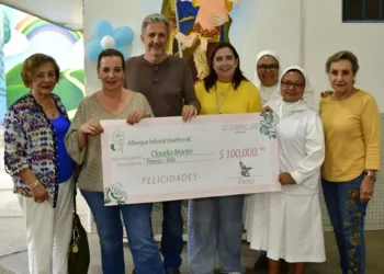 Fotos: Rubén Morales // Las Madres Gema y Graciela, junto con las integrantes del patronato del Albergue Infantil Josefino, entregaron el premio de la rifa anual.