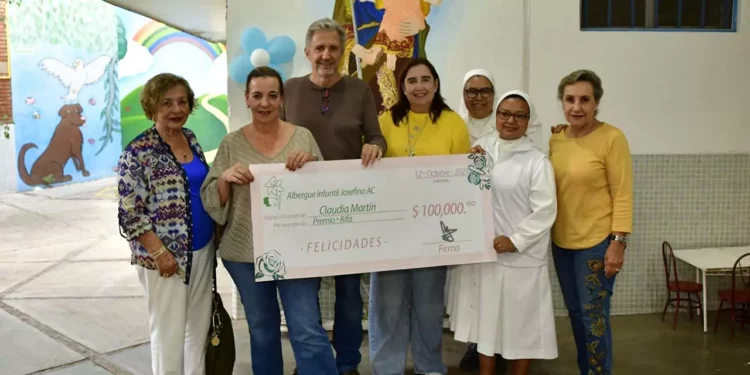 Fotos: Rubén Morales // Las Madres Gema y Graciela, junto con las integrantes del patronato del Albergue Infantil Josefino, entregaron el premio de la rifa anual.