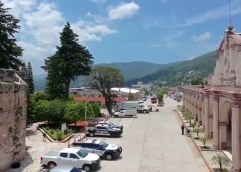 Autoridades y representantes comunitarios de Santiago Yosondúa participaron en una mesa de diálogo con el Gobierno del Estado.