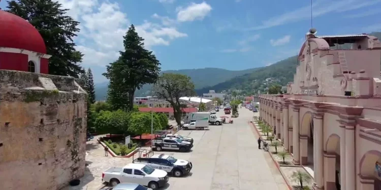 Autoridades y representantes comunitarios de Santiago Yosondúa participaron en una mesa de diálogo con el Gobierno del Estado.