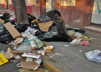 Foto: Jesús Santiago // Basura acumulada en diversos puntos de la ciudad por las celebraciones de Fieles Difuntos.