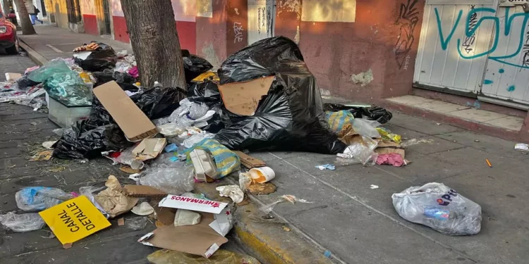 Foto: Jesús Santiago // Basura acumulada en diversos puntos de la ciudad por las celebraciones de Fieles Difuntos.