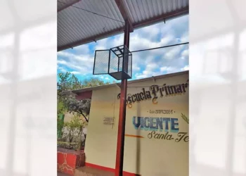 La bocina estaba a una altura considerable casi pegada al techado de lámina.