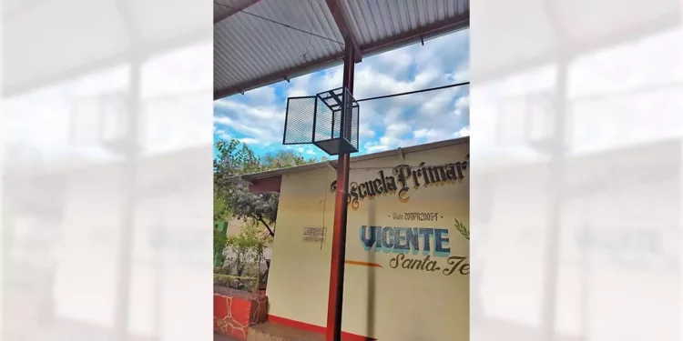 La bocina estaba a una altura considerable casi pegada al techado de lámina.