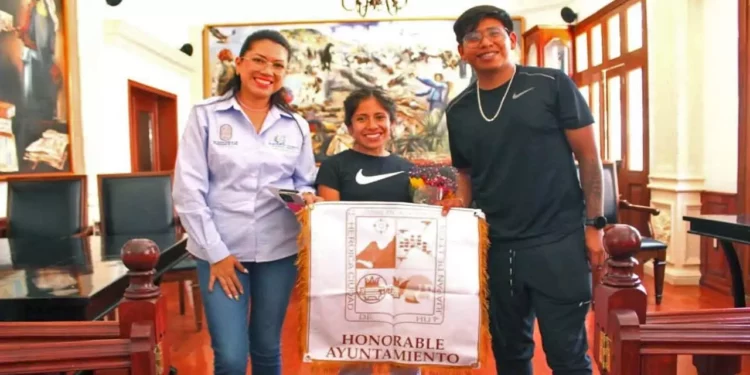 Foto: IGAVEC // La regidora de Turismo, Cultura y Deportes, Melina Mendoza Ramírez, propone becar a medallistas como Mariel Salazar Tapia.