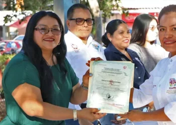 Se realizó la entrega de constancias de los talleres de Ropa Típica, Deshilado, Globoflexia, Bordado Regional y Elaboración de Velas.