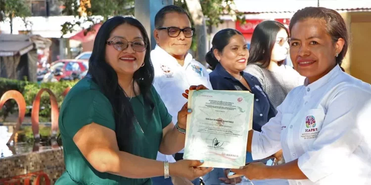 Se realizó la entrega de constancias de los talleres de Ropa Típica, Deshilado, Globoflexia, Bordado Regional y Elaboración de Velas.