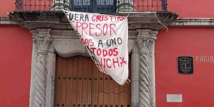 En un acto de desobediencia y rebeldía, un grupo de integrantes del STEUABJO decidió iniciar una toma de varios días de las instalaciones universitarias, sin contar con el respaldo de la máxima autoridad del gremio.