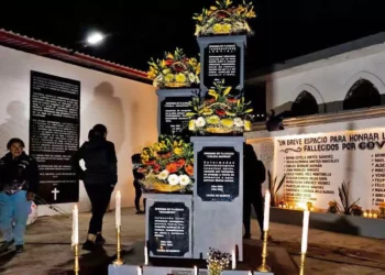 Familias de Tlaxiaco se reunieron en el panteón de San Pedro para recordar a las víctimas del COVID-19.