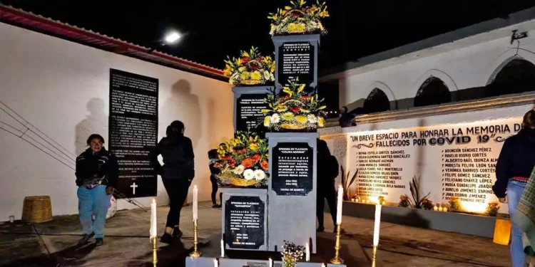 Familias de Tlaxiaco se reunieron en el panteón de San Pedro para recordar a las víctimas del COVID-19.