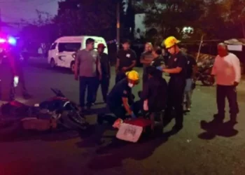 El accidente dejó como saldo daños y a una joven lesionada.