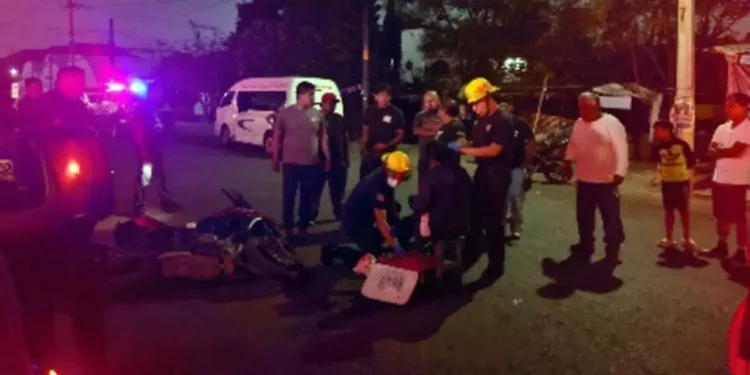 El accidente dejó como saldo daños y a una joven lesionada.