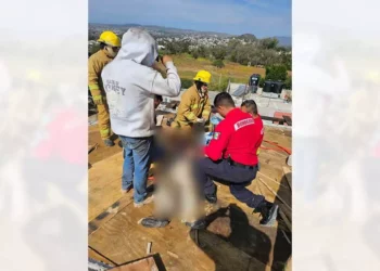 Los bomberos encontraron tendido sobre el techo al hombre lesionado.