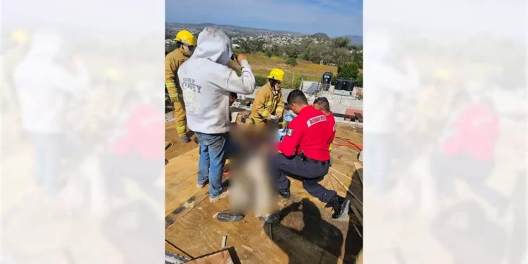 Los bomberos encontraron tendido sobre el techo al hombre lesionado.