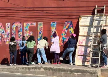 Artistas de la UABJO plasman el nombre de Noelia en la pared de la Casa de la Cultura de Juchitán.