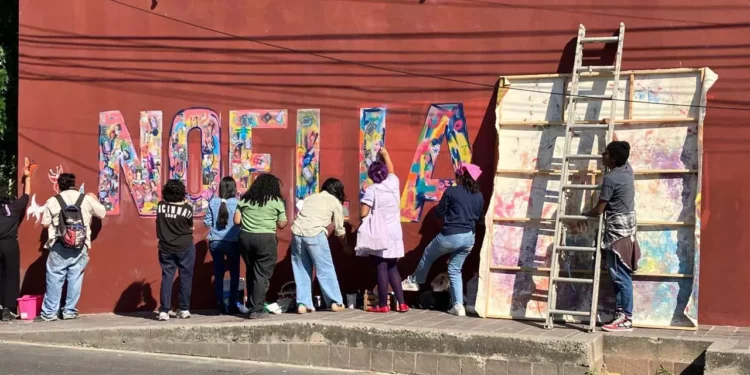 Artistas de la UABJO plasman el nombre de Noelia en la pared de la Casa de la Cultura de Juchitán.