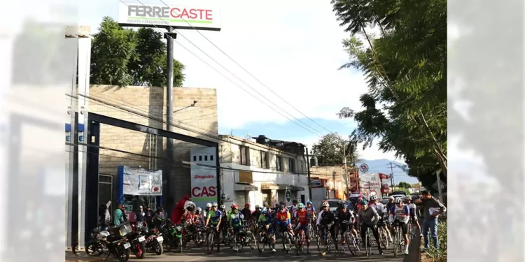Fotos: Leobardo García Reyes // Así se dio la salida ceremonial de la justa ciclista.