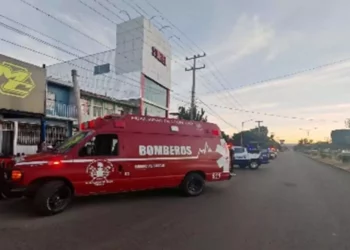 Auxilian a lesionado en motocicleta.