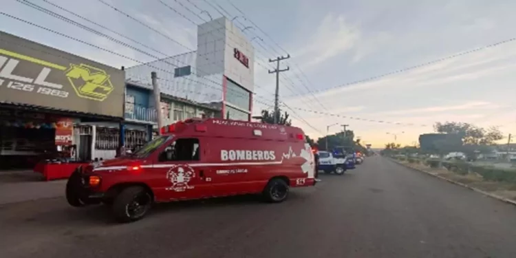 Auxilian a lesionado en motocicleta.