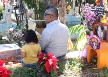 Fotos: Adrián Gaytán // Acuden a visitar a familiares ya fallecidos; es el último Lunes de Panteón de 2025.