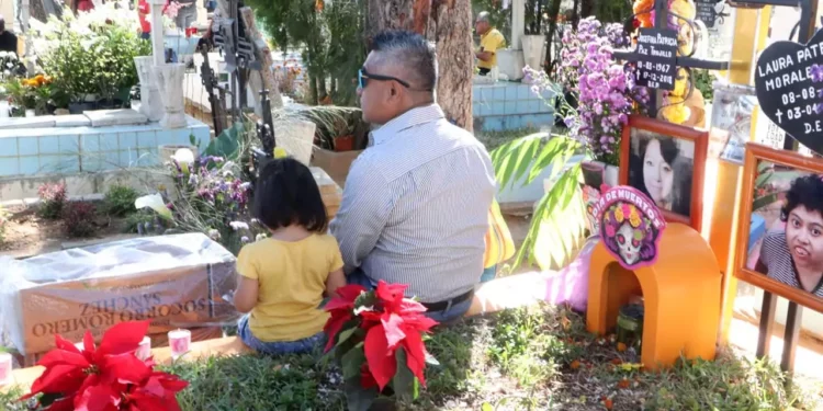 Fotos: Adrián Gaytán // Acuden a visitar a familiares ya fallecidos; es el último Lunes de Panteón de 2025.