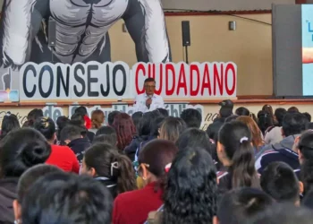 Advierten a padres de escolares sobre los riesgos a la seguridad por el uso de dispositivos digitales.