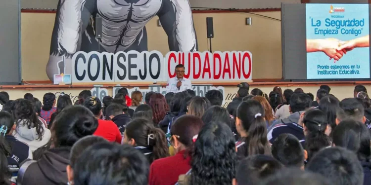 Advierten a padres de escolares sobre los riesgos a la seguridad por el uso de dispositivos digitales.